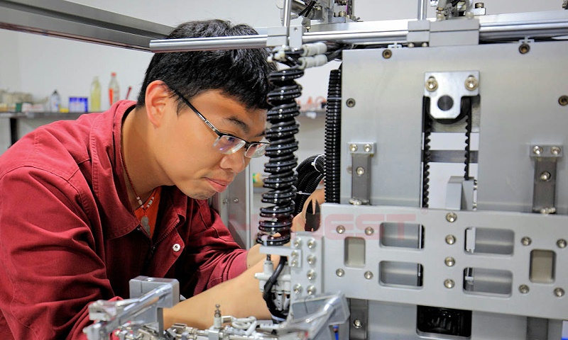 機(jī)械工程師在維護(hù)電機(jī)組裝線